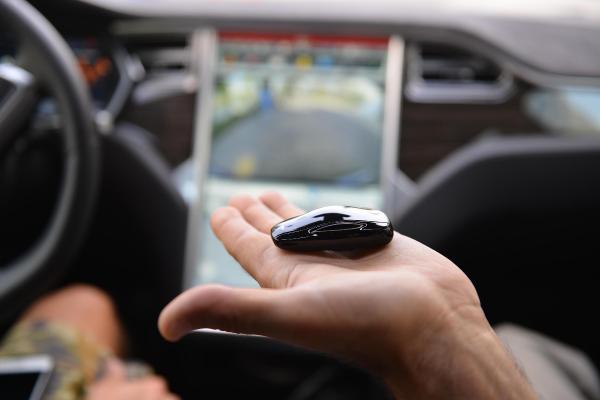 Elektrikle çalışan çevreci Tesla otomobili İzmir sokaklarında