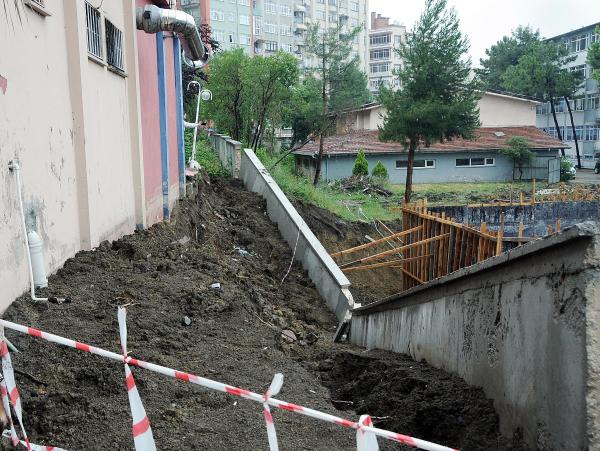Yağmur istinat duvarını yıktı