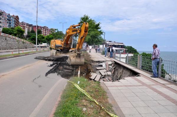 Zongludak'ta deniz kıyısındaki kaldırım ve yol çöktü