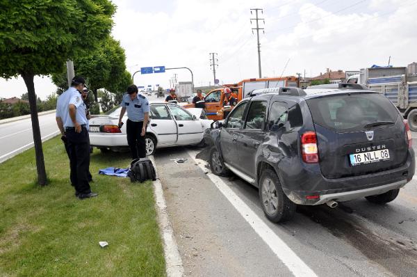 Otomobil ters yöne girdi, 1'i Çinli 4 kişi yaralandı