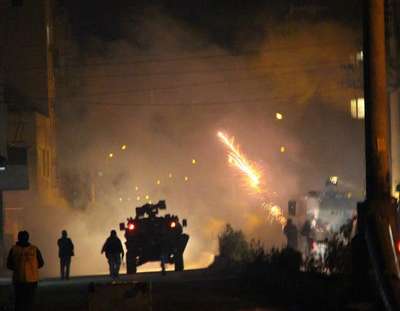 Yol kesen PKK'lılar polise ses bombası attı: 2 polis yaralı