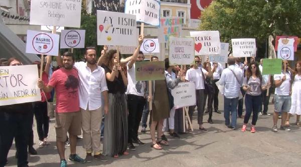 İşten çıkarılan tiyatroculardan düdüklü eylem