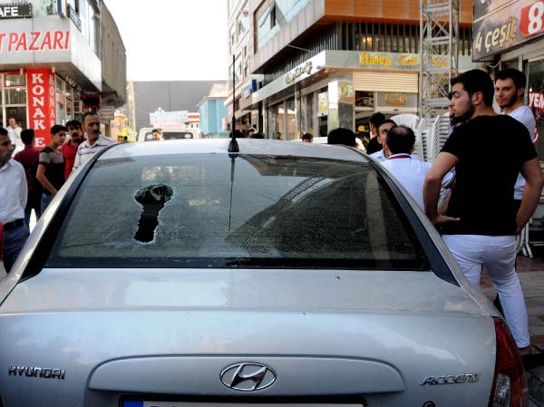Park halindeki aracın üstüne, inşaattan demir parçası düştü