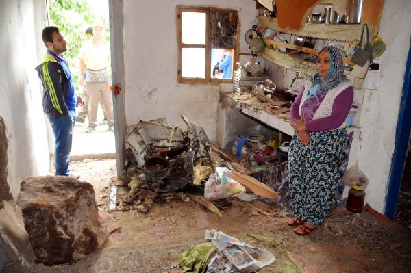 Kaleden kopan kaya parçası evin mutfağına düştü