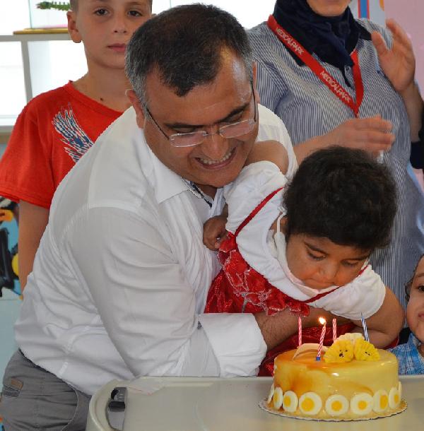 Talesemiyi yenmesini pasta keserek kutladı