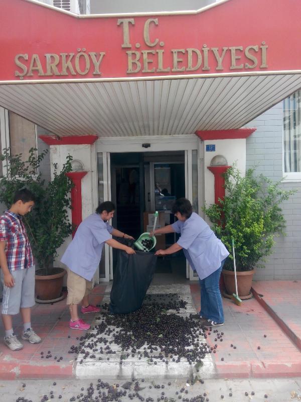 Başkana kirazlı protestoya 700 lira ceza