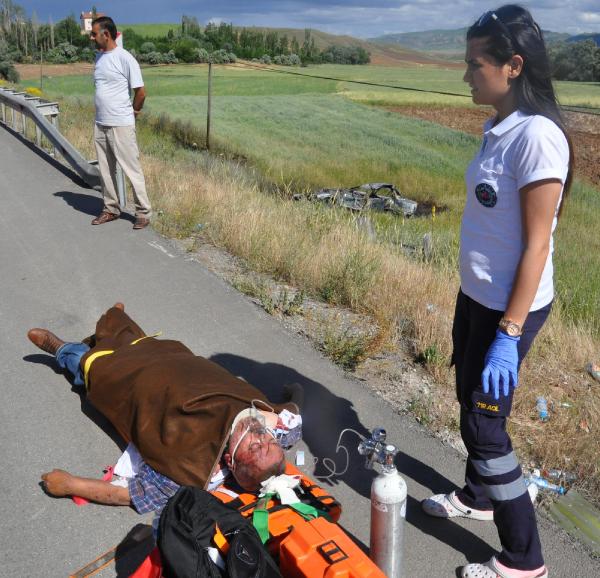 Şarampole devrilen otomobil alev aldı: 1 Ölü, 3 yaralı