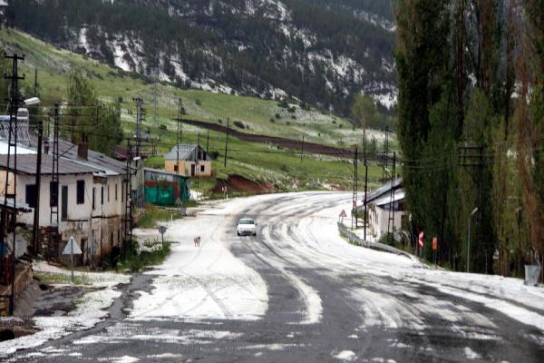 Erzurum'da, ceviz büyüklüğünde dolu yağdı