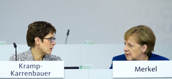 Kriz büyüyor: Merkel'in halefi istifa etti