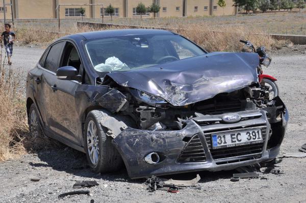 İslahiye'de minibüs ile çarpışan otomobilin sürücüsü yaralandı