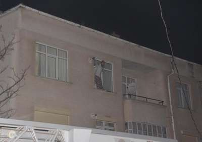 Genç kız annesini bıçaklayıp üç kız kardeşi ile birlikte rehin aldı