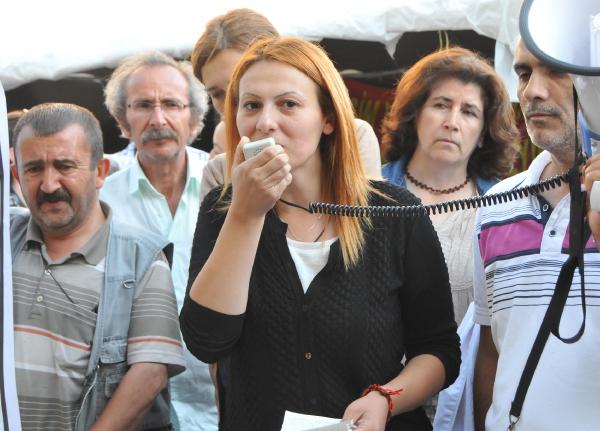 Açığa alındığı için açlık grevi yapan Hatice öğretmen görevine döndü