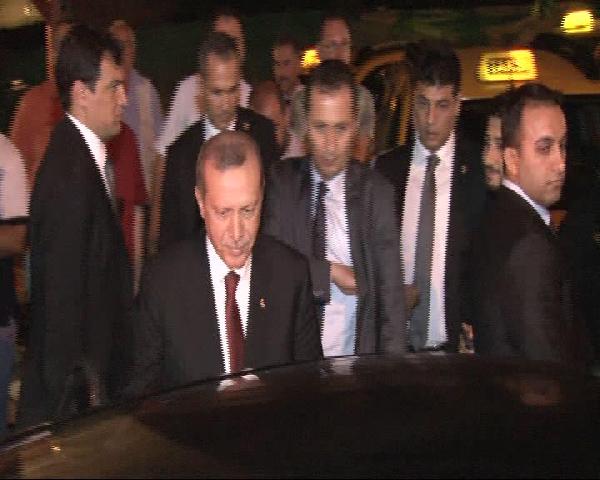 Cumhurbaşkanı Erdoğan'dan geceyarısı taksi durağı ziyareti