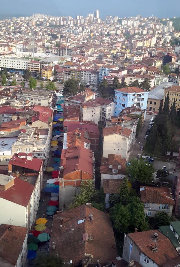 Rengarenk şemsiyeli halk pazarı ilgi çekiyor