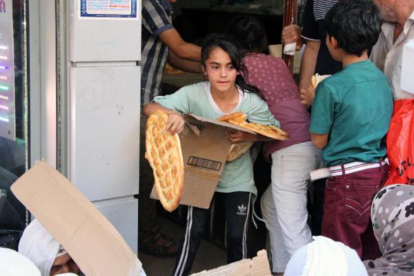 Suriyeli çocukların bedava pide izdihamı
