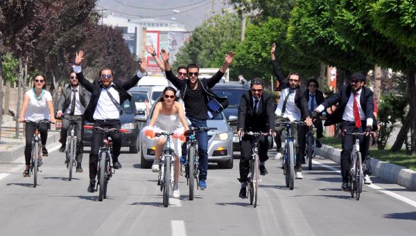 Gelin ve damat bisikletle nikaha gitti