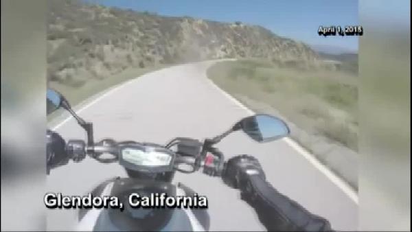 Motosikletçi bu kazadan sağ olarak kurtuldu