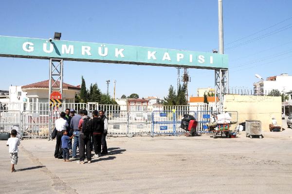 Suriyeliler'in sınır kapısındaki bekliyişi sürüyor