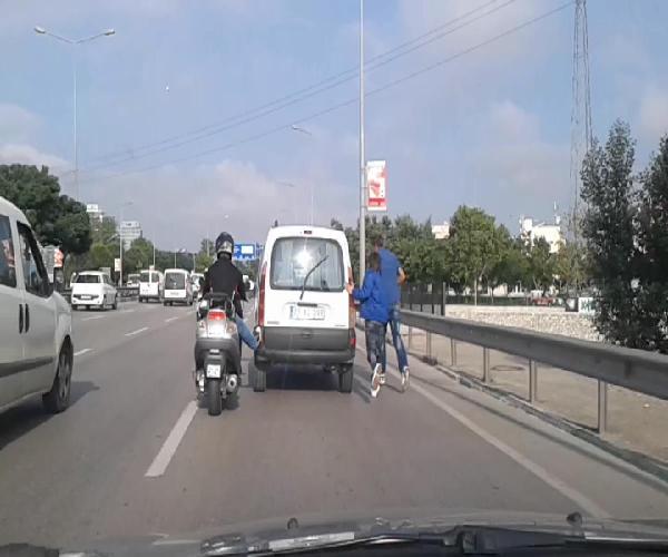 Bursa'da, kazaya davetiye çıkartan yardım