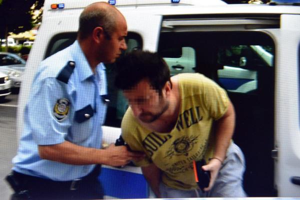 Teşhircilikle suçlanan polis, evini basan 3 kişiyi yaraladı