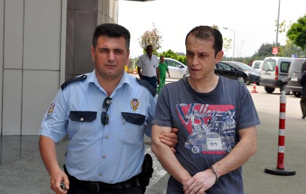 Erkek hemşire, sigara içtiği için ceza kesilince müdürü falçata ile yaraladı