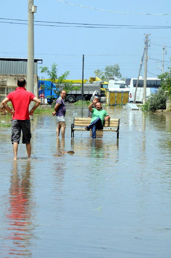 Sağanak yağış, İskenderun'da sele neden oldu