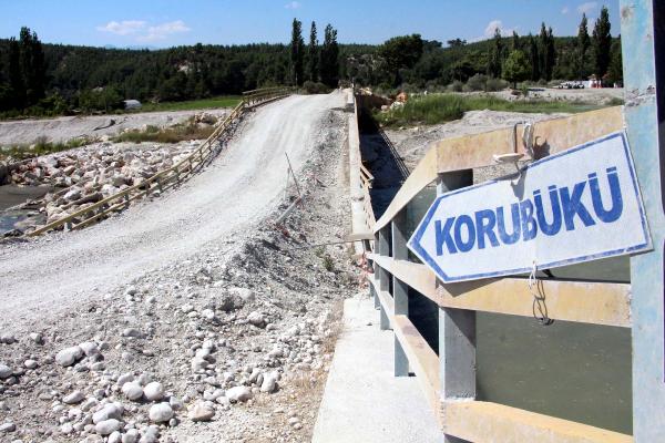 Seydikemer'de yıkılma tehlikesi bulunan köprü ulaşıma kapatıldı