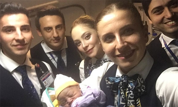 THY uçağında dünyaya geldi