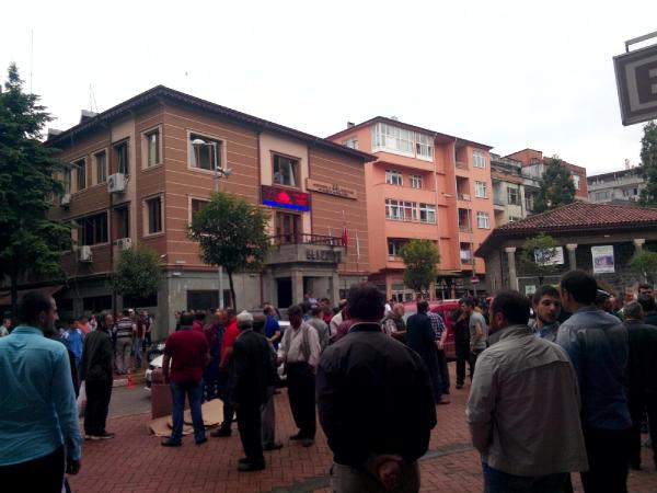 Küçük kıza cinsel istismarla suçlanan temizlikçi tutuklandı, kalabalık protesto etti