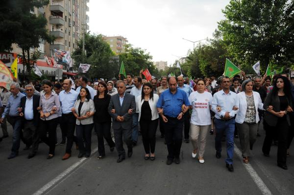 IŞİD'in Kobani'ye saldırısı, Diyarbakır'da yürüyüşle protesto edildi