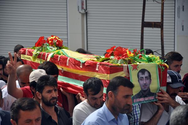 Suriye'de çatışmada ölen YPJ'li Hakkari'de toprağa verildi (2)