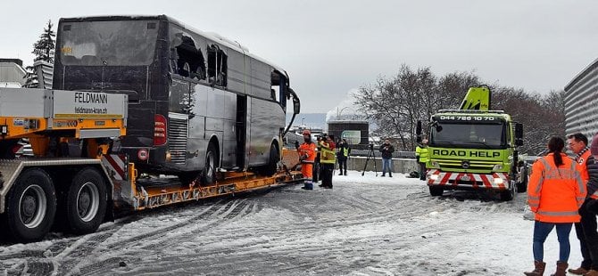 Düsseldorf yolunda feci kaza: 1 ölü, 44 yaralı