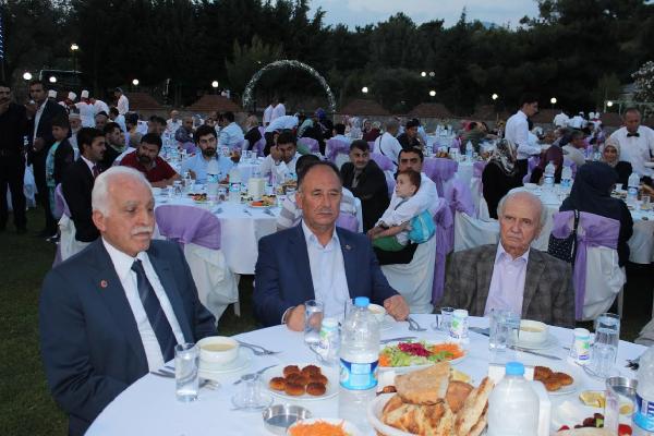 Mustafa Kamalak İzmir'de partisinin iftarına katıldı