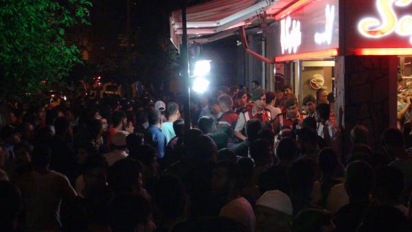 Çocukları yaralayan motosikletli 2 kişi, mahalleli tarafından linç edilmek istendi