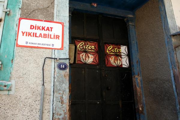Yıkılma tehlikesi olan binalarda yaşıyorlar
