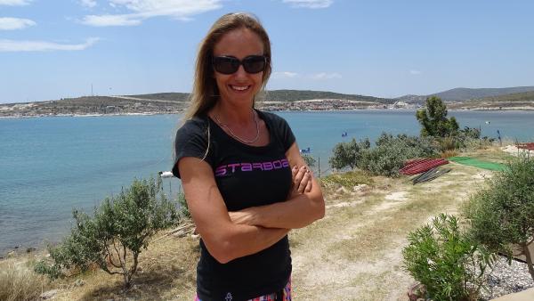 Turizm cenneti Alaçatı'da, sörf sporuna çocuk ilgisi