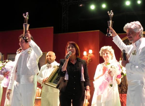 Süheyl ve Behzat Uygur’a, babalarının adını taşıyan sahnede Atatürk heykelciği