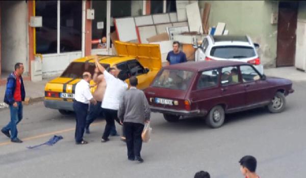 2 sürücünün sopalı yol verme kavgası