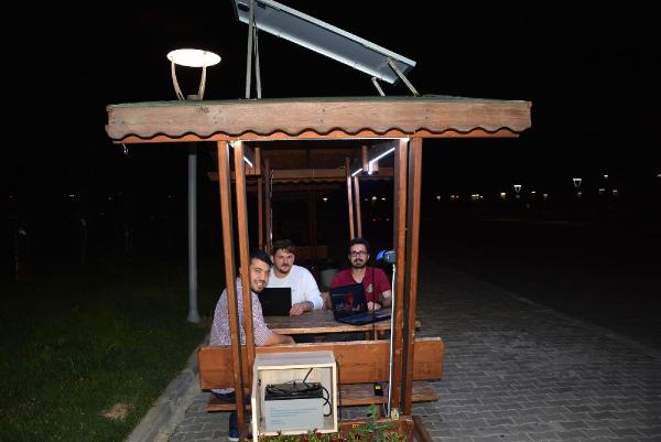 Güneş panelli akıllı kameriye