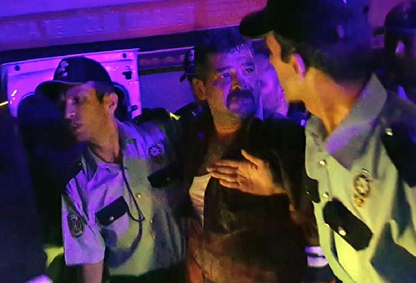 Kendini yakmaya kalktı, polis ve itfaiye kurtardı