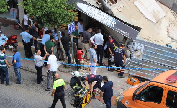Temel kazısında kuyumcu dükkanı çöktü: 1'i ağır 3 yaralı