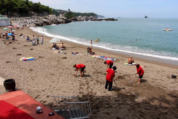 Mavi bayraklı plajda temizlik