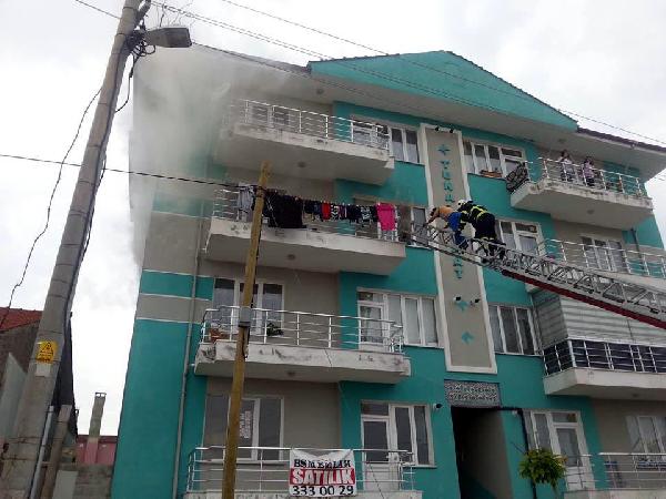 Apartmanda çıkan yangında anne ve 2 çocuğunu itfaiye kurtardı