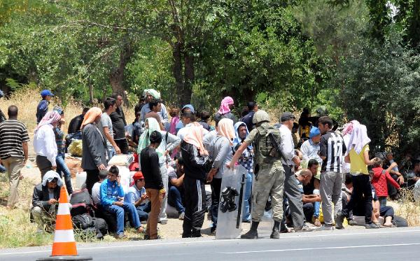 Bulgaristan'a gitmelerine izin verilmeyen Ezidiler, Diyarbakır'daki kampa da dönmedi