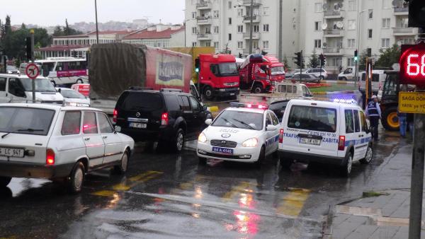 Uşak'ta 1 saatlik sağanak hayatı felç etti