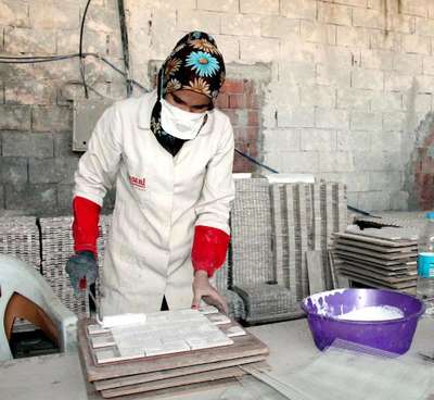 Mermer fabrikasının kadın işçileri, erkeklerin önüne geçti