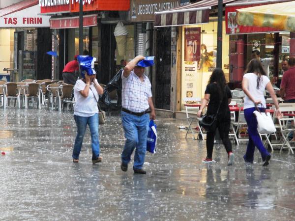 İzmir'de korkutan sağanak