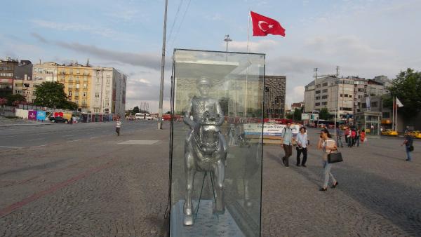 Gazi Koşusu öncesi Taksim Meydanı'na Atatürk heykeli