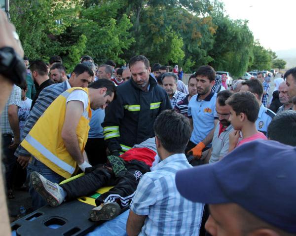 Bisikletiyle kamyonun altında kalan çocuk ölümden döndü