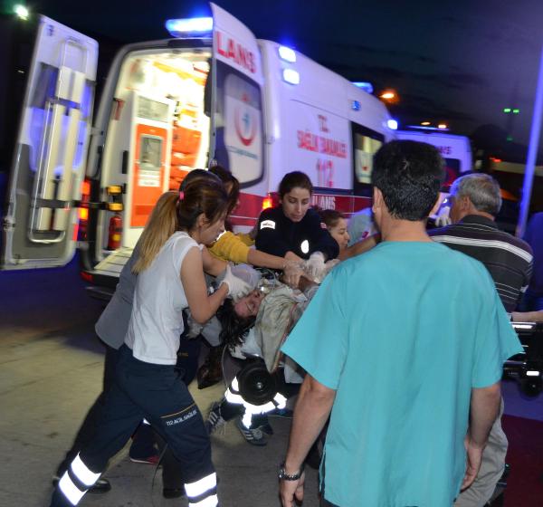 Alışveriş merkezinde yangın; 9 kişi hastanelik oldu (2)